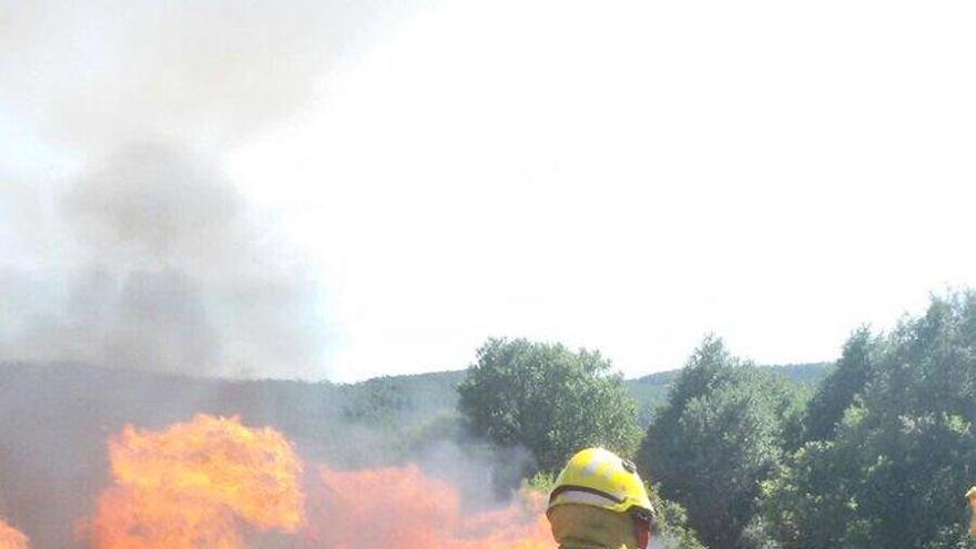 Bomberos actuando en Fumaces. // @BrifLaza