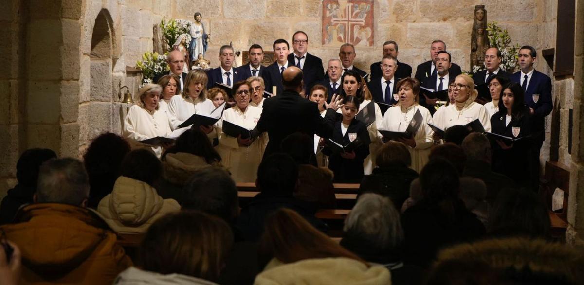 Público y el coro sacro Jerónimo Aguado en el concierto celebrado en el Espíritu Santo. | J.L.F.