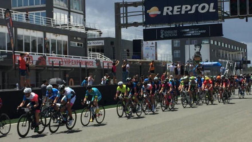 Más de 450 ciclistas toman la salida en el Ricardo Tormo