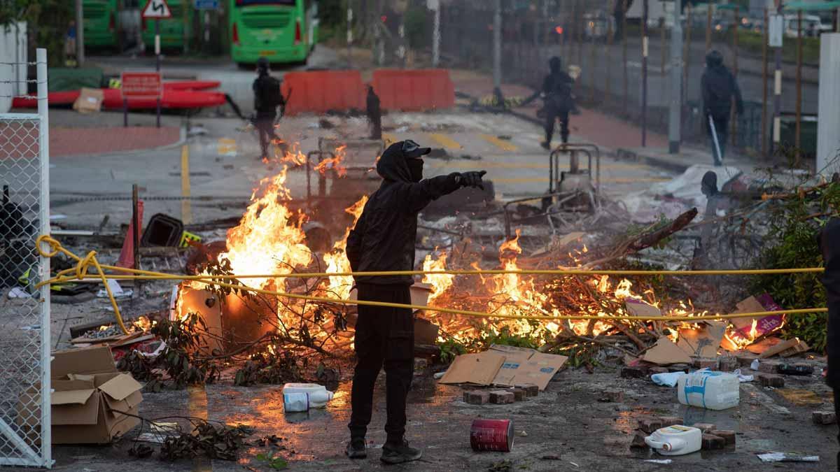 Barricadas, gas y sabotajes: las protestas vuelven a paralizar Hong Kong.