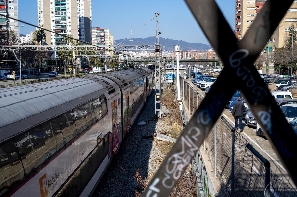 Un tren de Rodalies, en la zona de Bellvitge (L'Hospitalet de Llobregat), el pasado 27 de enero