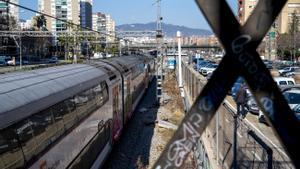 Un tren de Rodalies, en la zona de Bellvitge (L’Hospitalet de Llobregat), el pasado 27 de enero