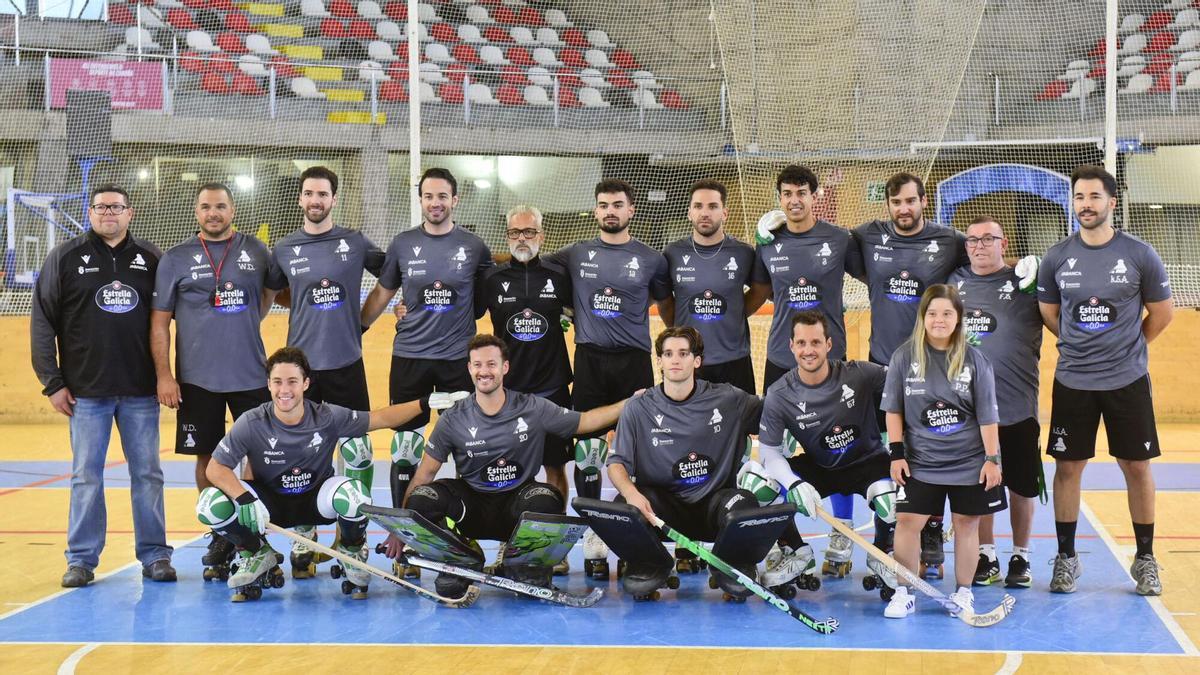 La plantilla y el cuerpo técnico del Liceo posan en el Palacio de los Deportes antes del primer entrenamiento de la temporada 2026-27.