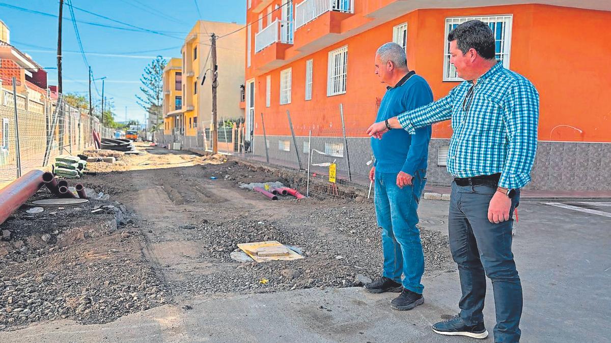 El alcalde, Arturo González, y el concejal Rafael Baute en el inicio de las obras.
