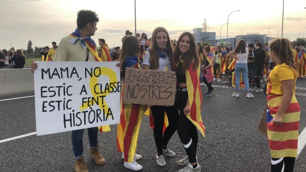 Els joves lideren la manifestació de la tarda a Figueres per la vaga general.