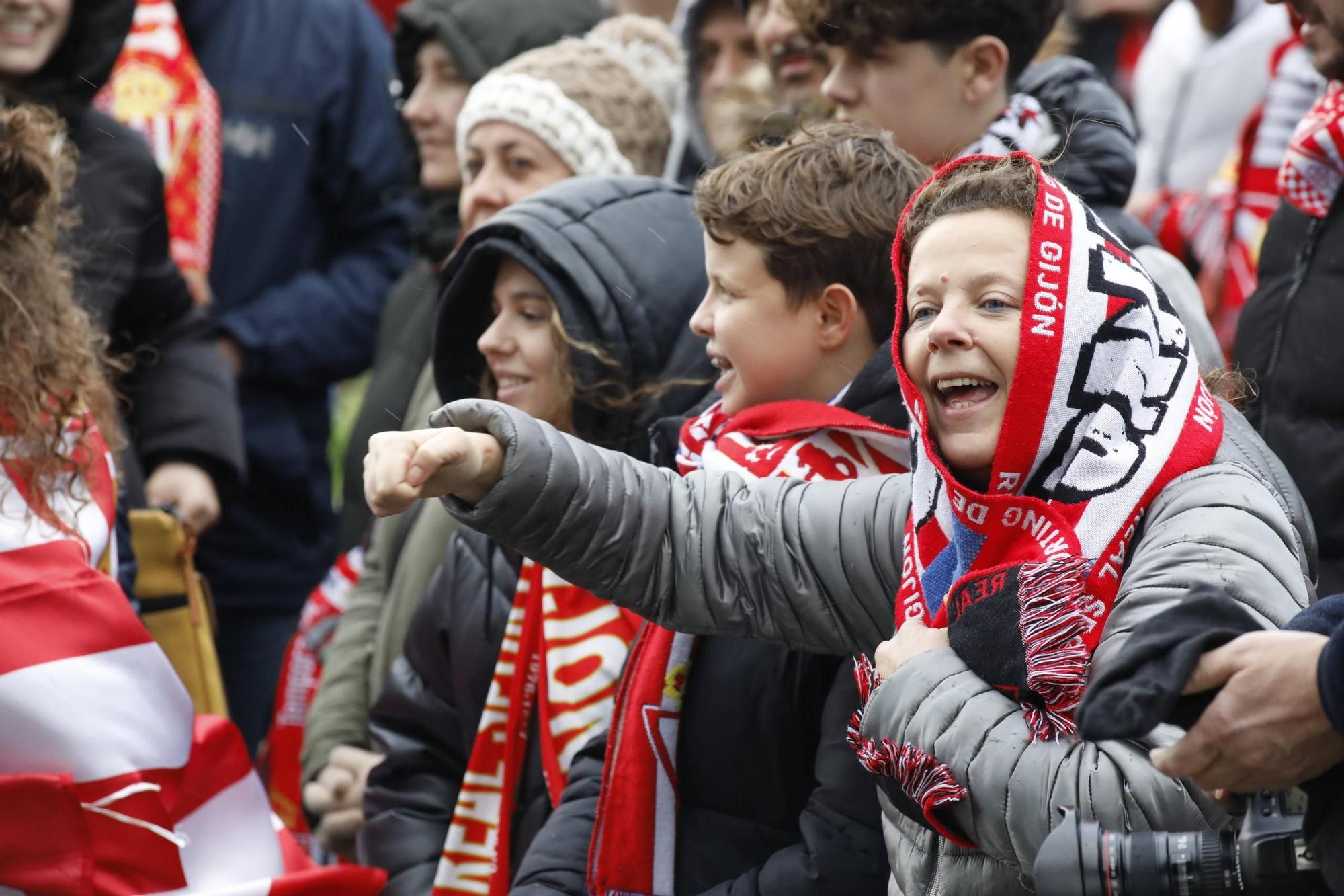 La afición del derbi asturiano en imágenes