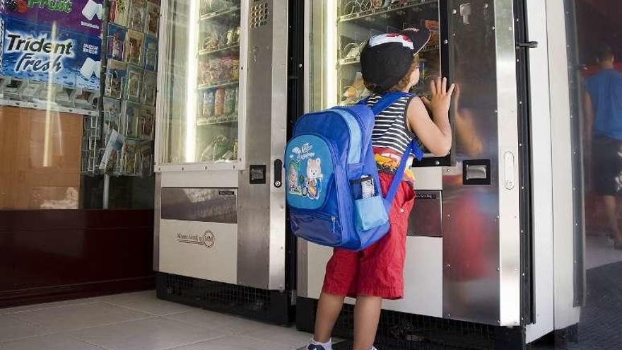Un alumno ante una expendedora automática en Vigo. // Eli Regueira