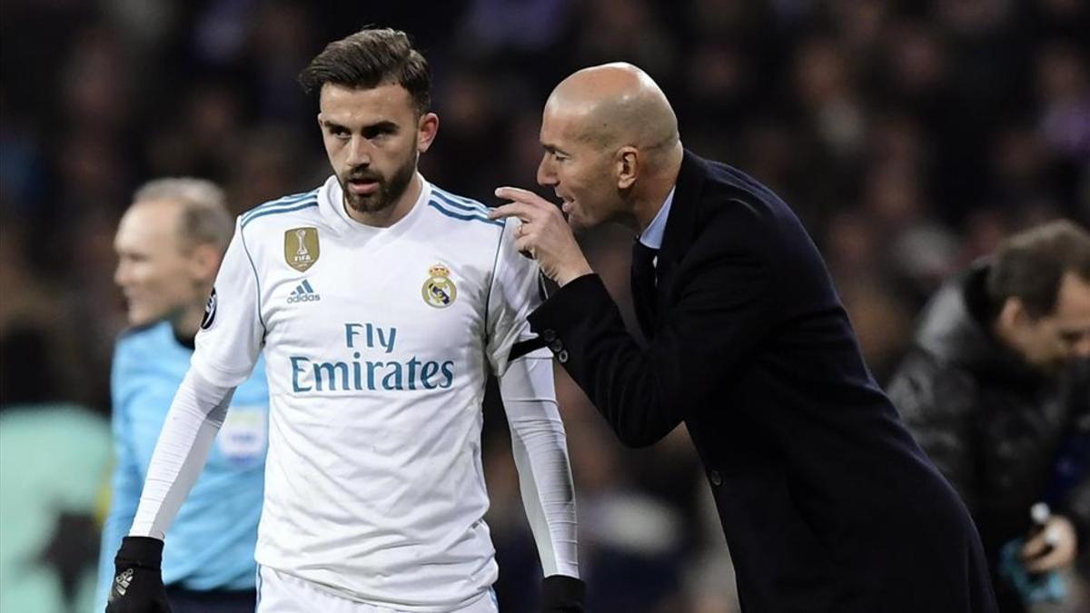 Zidane hablando con Borja Mayoral durante el encuentro