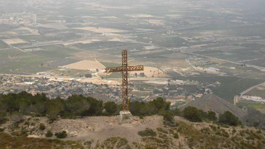 La Cruz de la Muela forma parte del paisaje de la Sierra de Orihuela desde hace seis siglos.