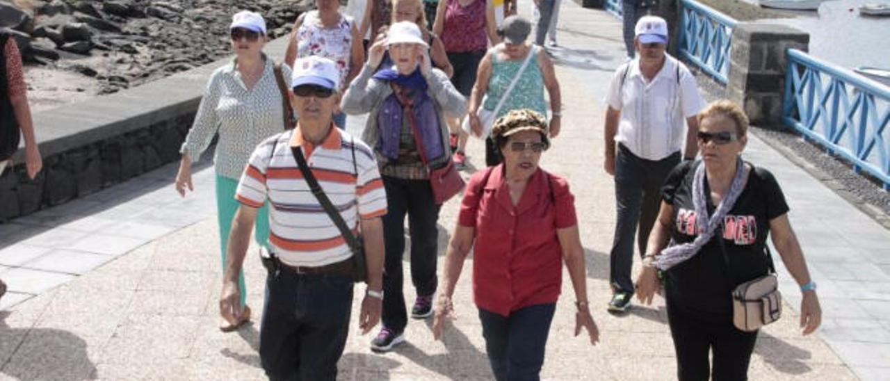 Mayores de Arrecife, ayer, en la caminata a su llegada al Charco de San Ginés.