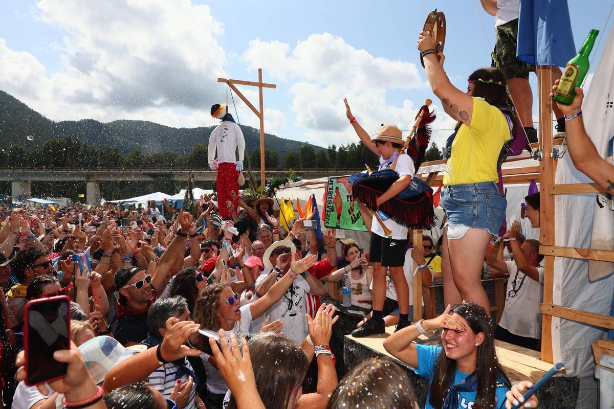 Miles de romeros toman el prao Salcéu en Pravia para celebrar el Xiringüelu Miles de romeros toman el prao Salcéu en Pravia para celebrar el Xiringüelu