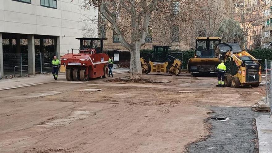 Asfalten el pàrquing de les piscines de Manresa on van trobar restes dels vestidors dels anys 50