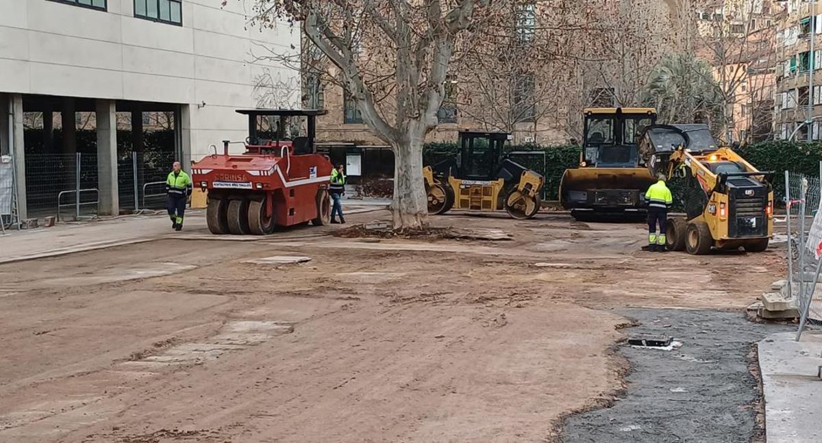 Obres d'asfaltatge a l'aparcament de les piscines municipals