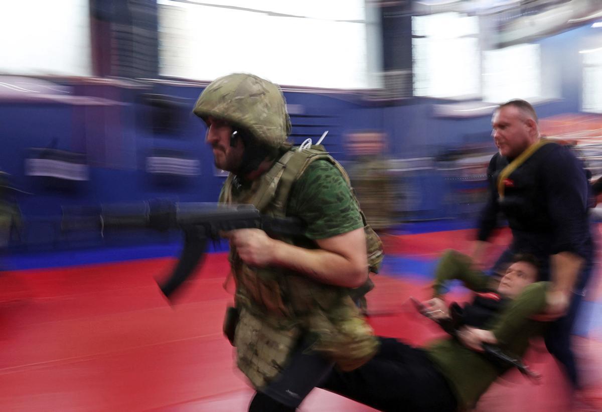 Ciudadanos de Moscú participan en un entrenamiento militar en el club militar-patriótico Yaropolk en Krasnogorsk