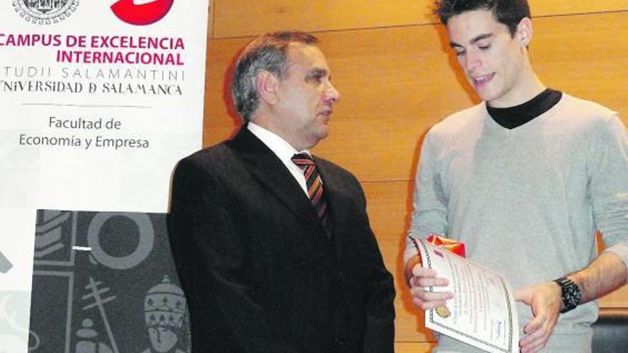 El joven Alberto Álvarez junto a Juan Antonio Hidalgo Acera, vicepresidente del grupo Globalia, en el acto de entrega.