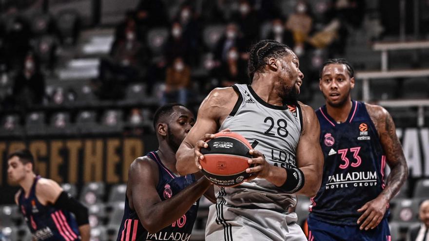 Yabusele ante Thompkins en una acción del Asvel - Real Madrid.