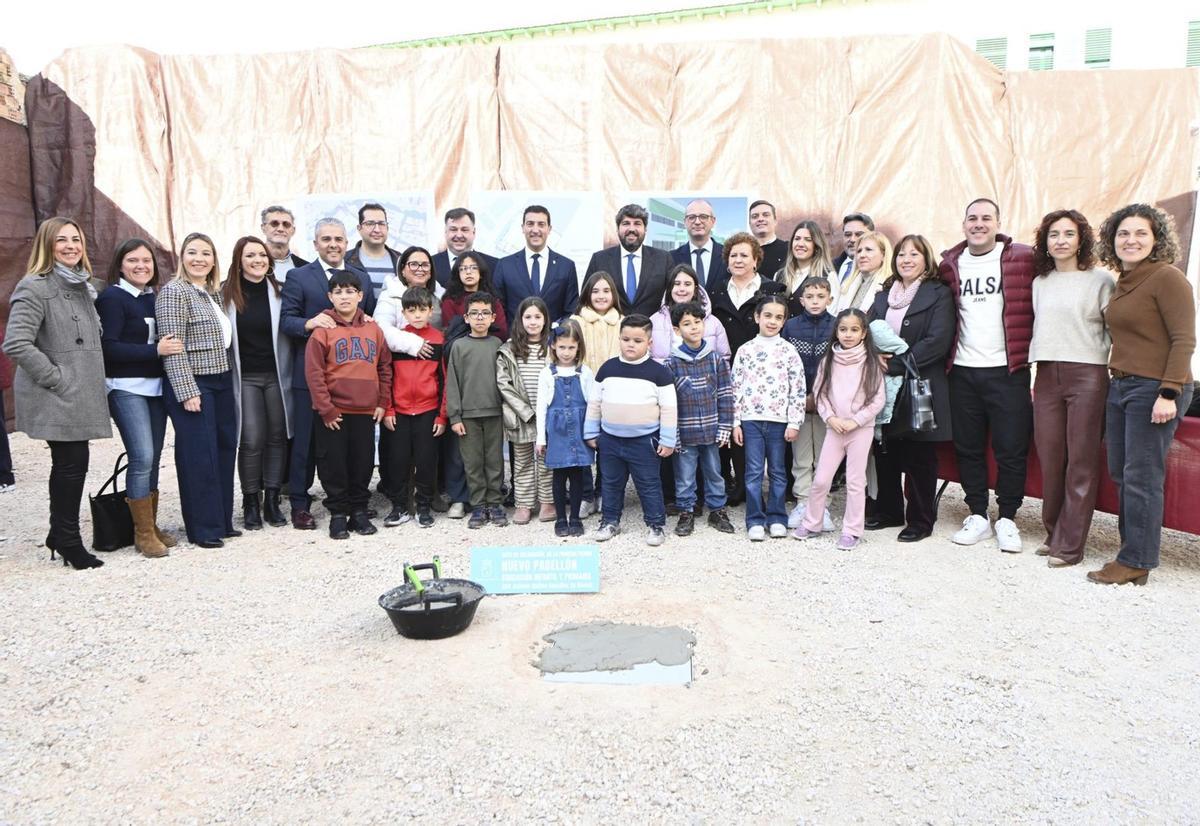 López Miras preside el acto de colocación de la primera piedra del nuevo pabellón del Colegio Antonio Molina González de Blanca.