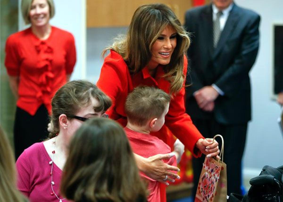 Melania Trump en San Valentín con abrigo rojo de Calvin Klein