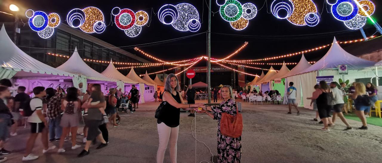 Victoria Portas y Aurora Prieto, tras activar el encendido de la iluminación en el recinto de Ojea.