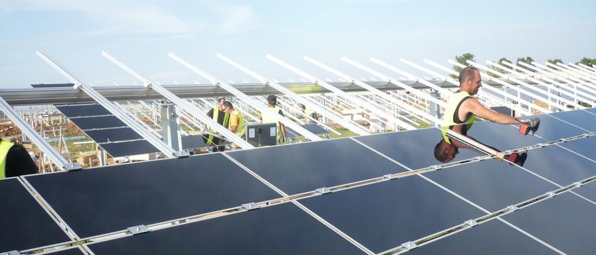 Trabajadores en una planta solar.