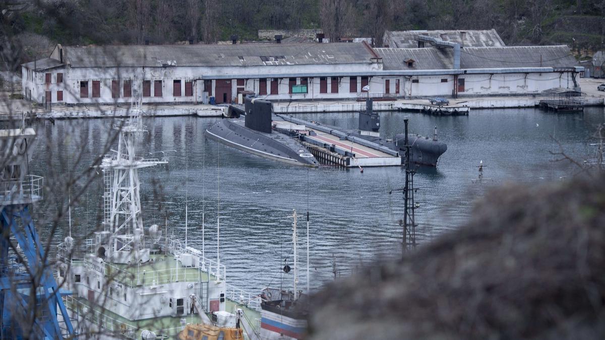 Imagen de archivo de buques de guerra y submarinos rusos en Sebastopol, Crimea.
