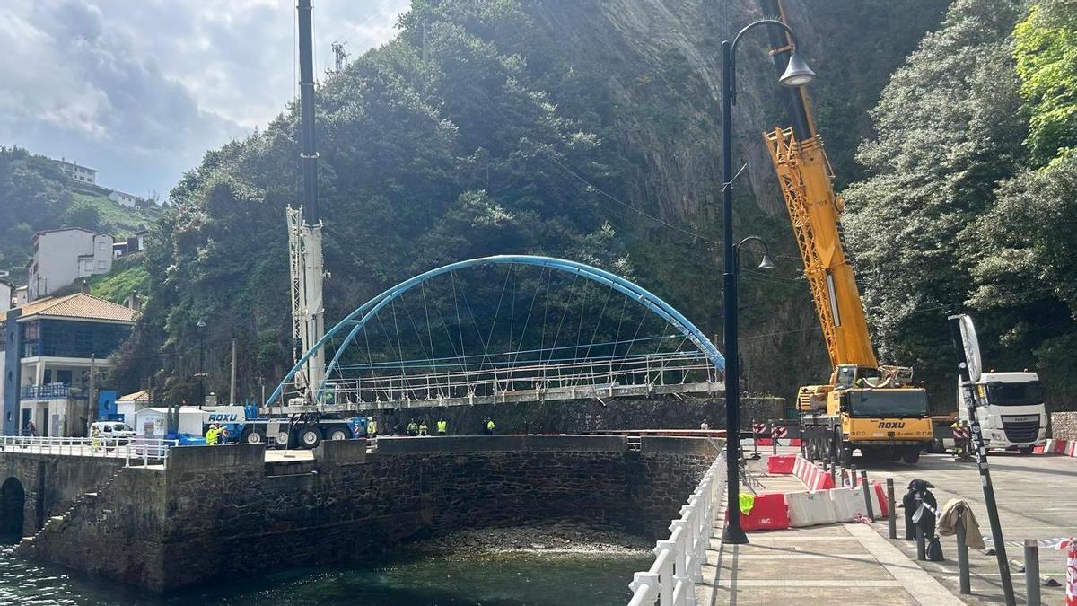 VÍDEO: Así fue el desmontaje del icónico puente peatonal que da acceso al anfiteatro de Cudillero