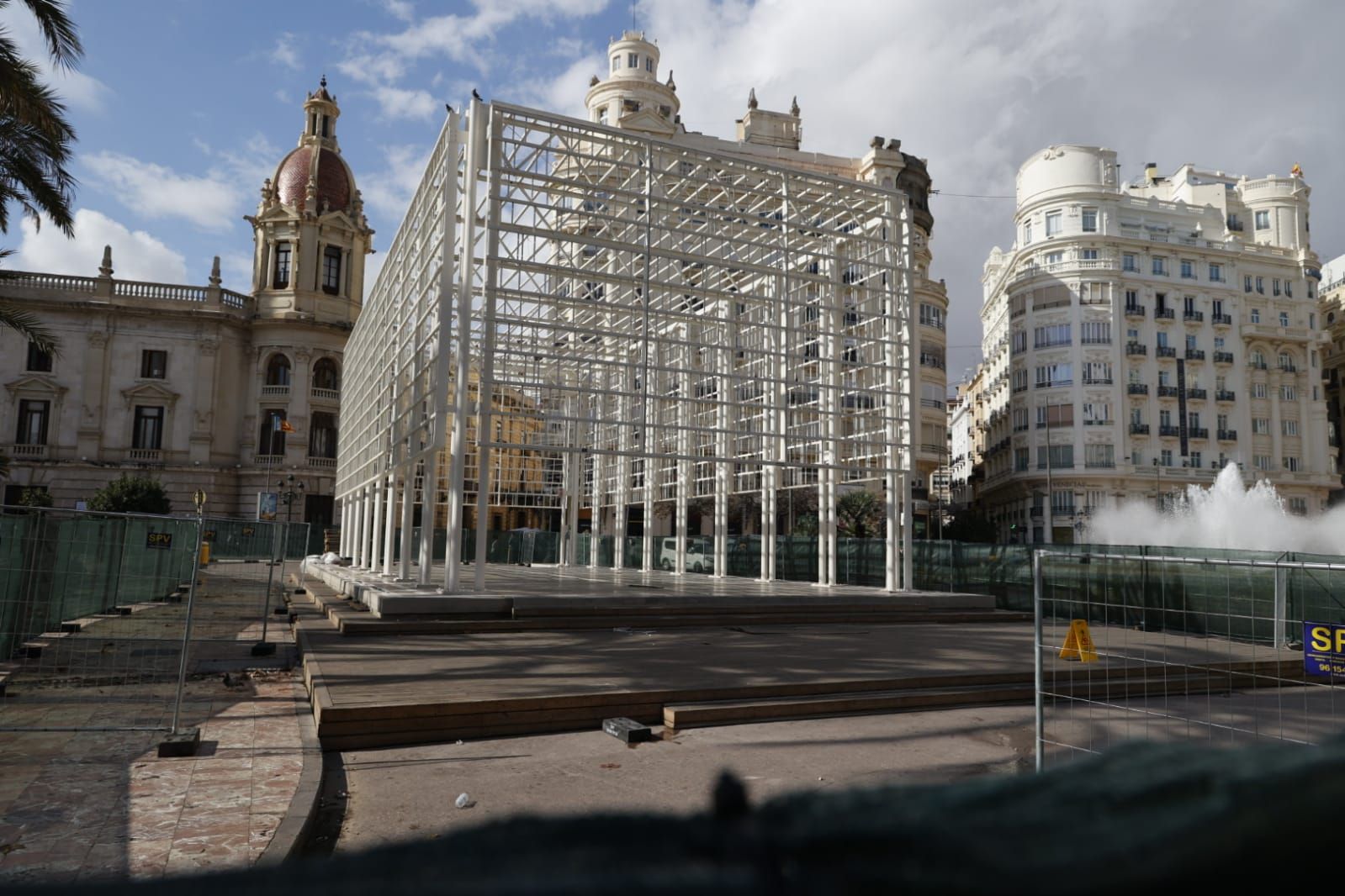 La jaula de la mascletà coge músculo en la plaza del Ayuntamiento