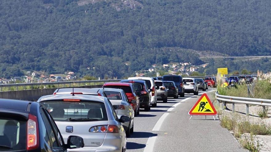 La Autovía do Morrazo vuelve a registrar retenciones a las playas en el tramo de un solo carril por las obras