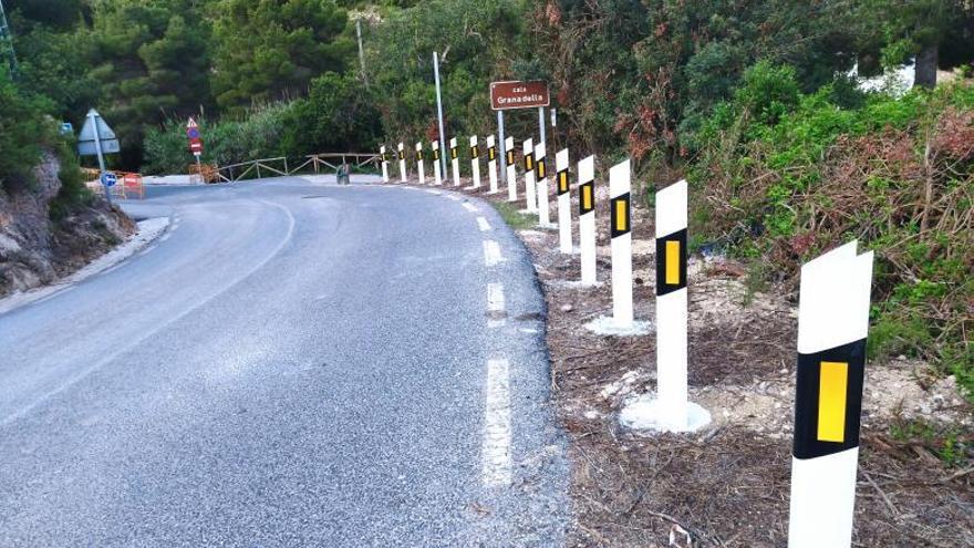 Los bolardos instalados en la cuneta de la carretera. | A. P. F.