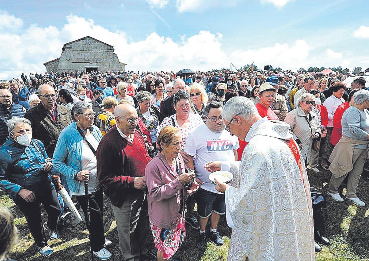 Romería en la cumbre del Monte Faro, que separa Rodeiro y Chantada.