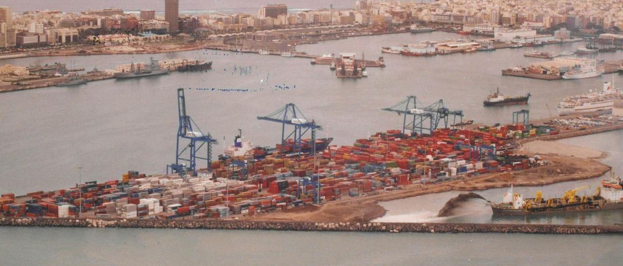 Obras de relleno para la ampliación de la terminal de Opcsa a finales de la década de 1990.