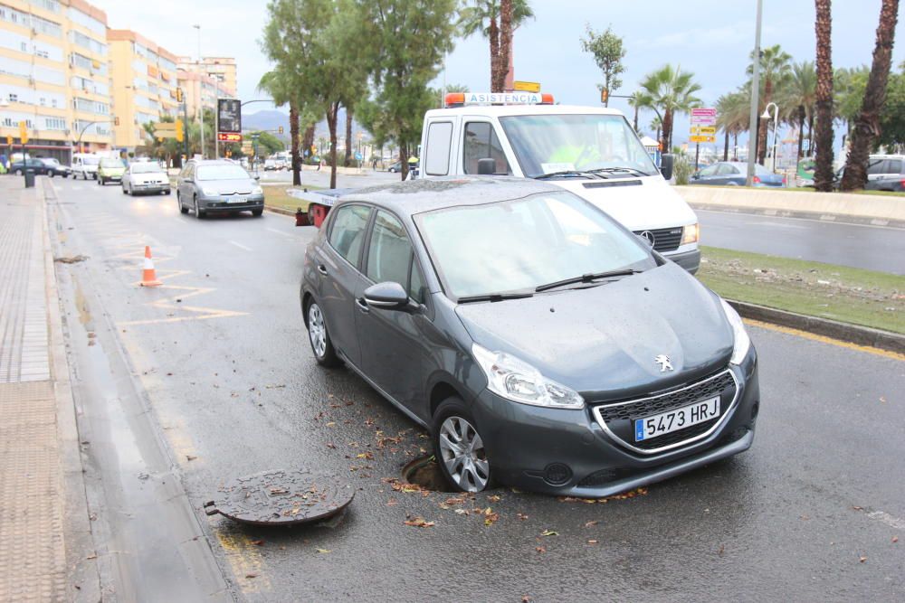 El paseo marítimo de Huelin y la calle Pacífico amanecían inundadas por el agua y provocando retenciones de tráfico.