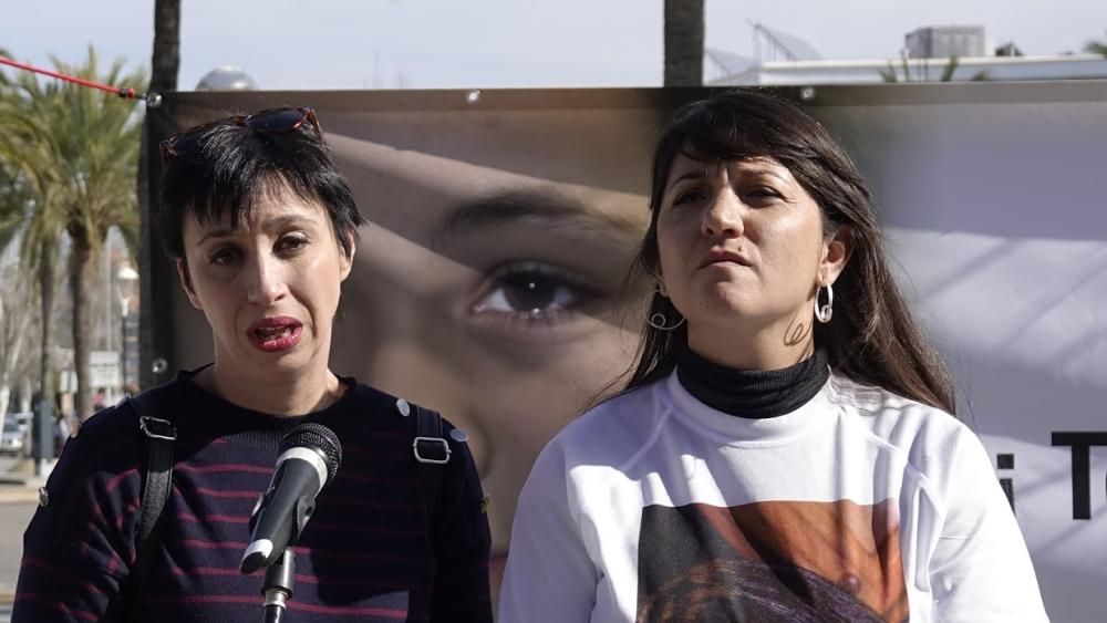 Unas 200 personas se han concentrado en la Pinada de Santa Ponça para recordar a la joven desaparecida en Mallorca hace más de cinco años