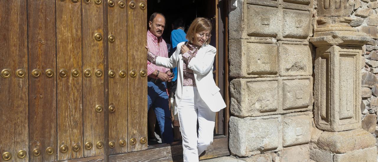 Los alcaldes de Almoharín y Valdemorales salen del obispado tras su reunión con el prelado, este lunes.