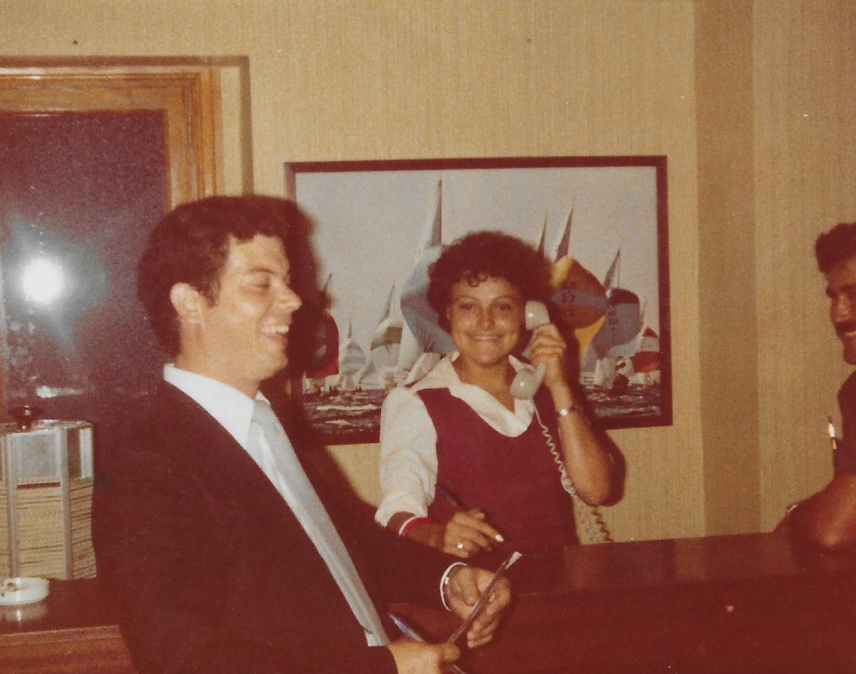 La telefonista Lucía Ceballos en su puesto en una imagen en 1977.