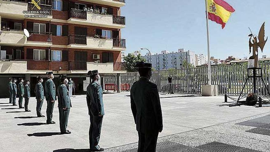 Guardias civiles durante la conmemoraciÃ³n de los 176 aÃ±os de la fundaciÃ³n del Cuerpo.