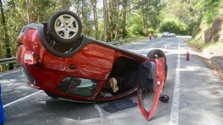 El coche volcado entre Marín y Moaña. // Rafa Vázquez