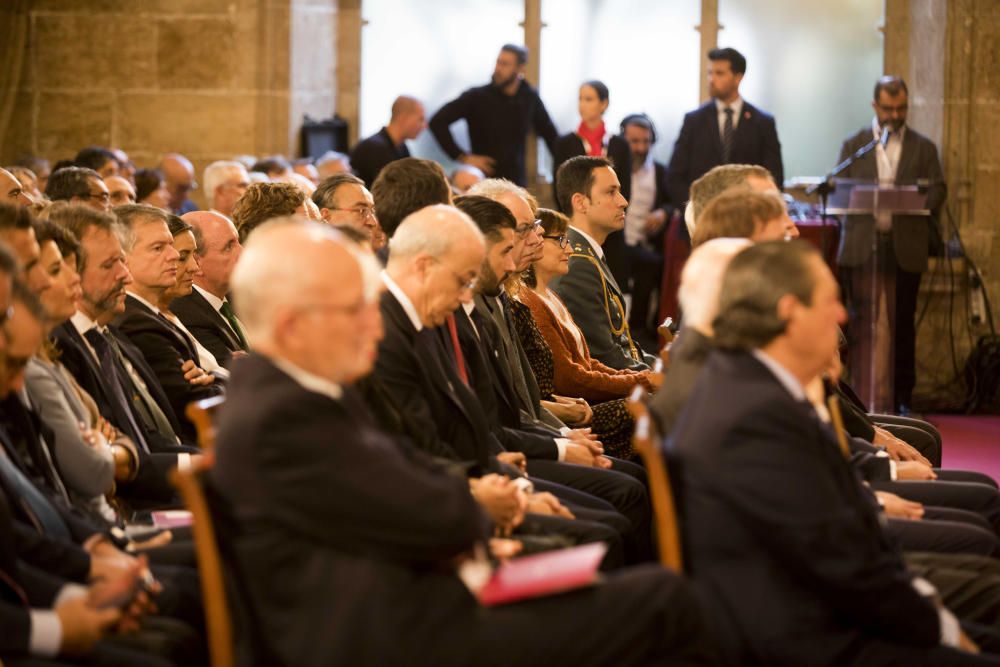 Instante de la ceremonia de entrega de los Premios Jaume I en la Lonja de València.