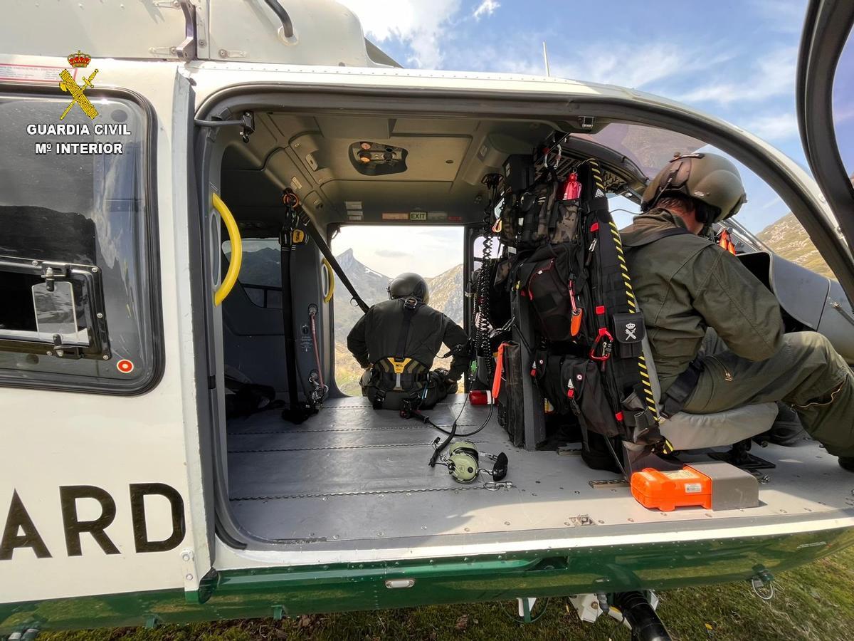 El helicóptero de la Guardia Civil que trasladó el cadáver.