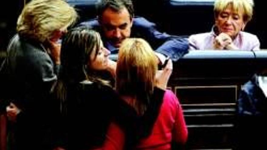 Zapatero logra salvar por la mínima los presupuestos en plena crisis