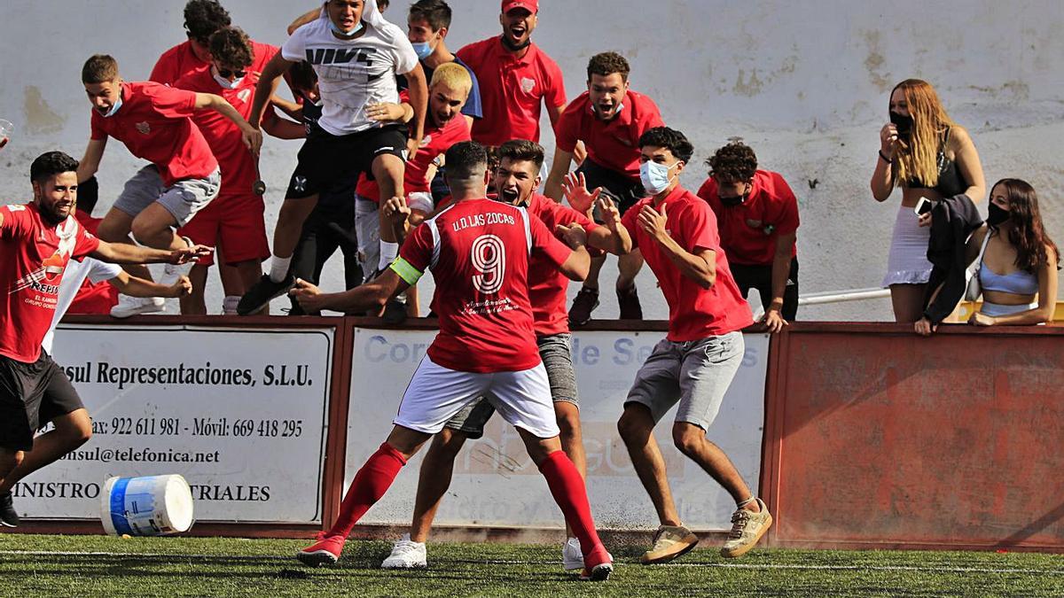 El capitán de La Zocas Aday, celebra con su afición el regreso de su equipo a Tercera División.