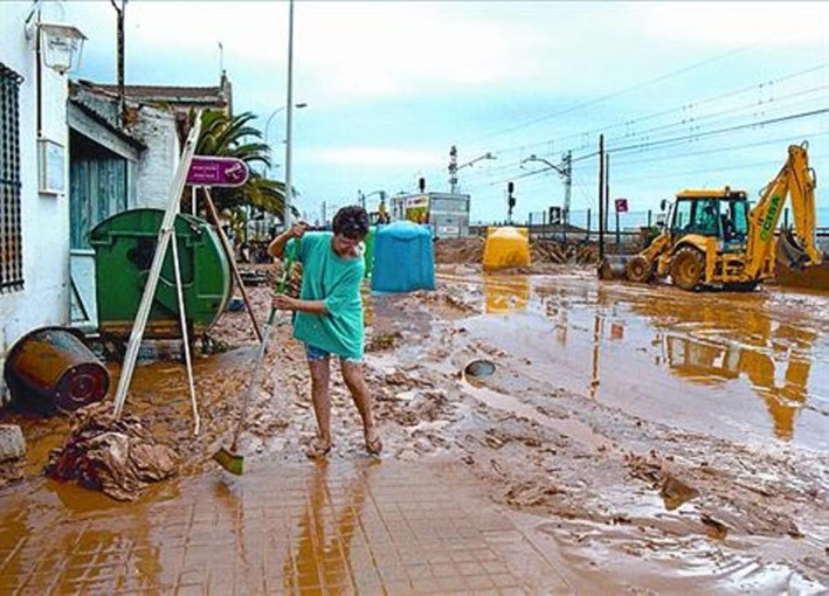 Mostra de les inundacions de baixos i locals després de la tromba de la nit del 31 de juliol del 2002 a Barcelona (esquerra) i a Montgat (dreta).