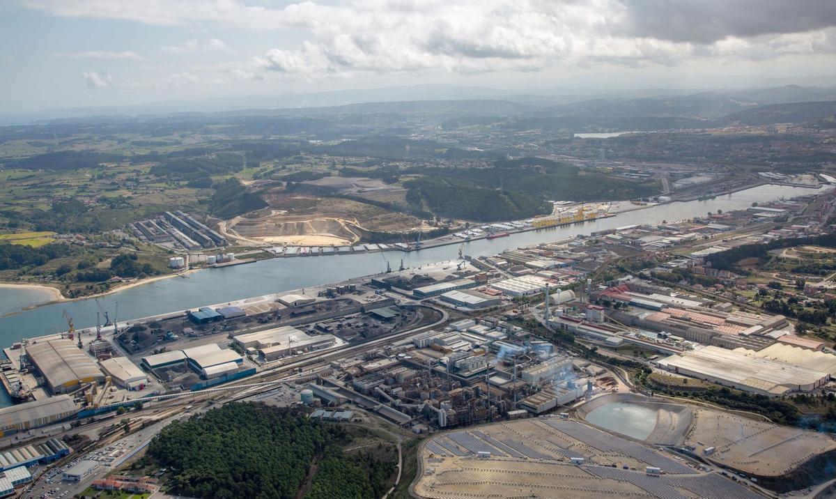 Vista aérea de la margen izquierda de la ría, con las instalaciones de Windar y la cantera de El Estrellín al otro lado.
