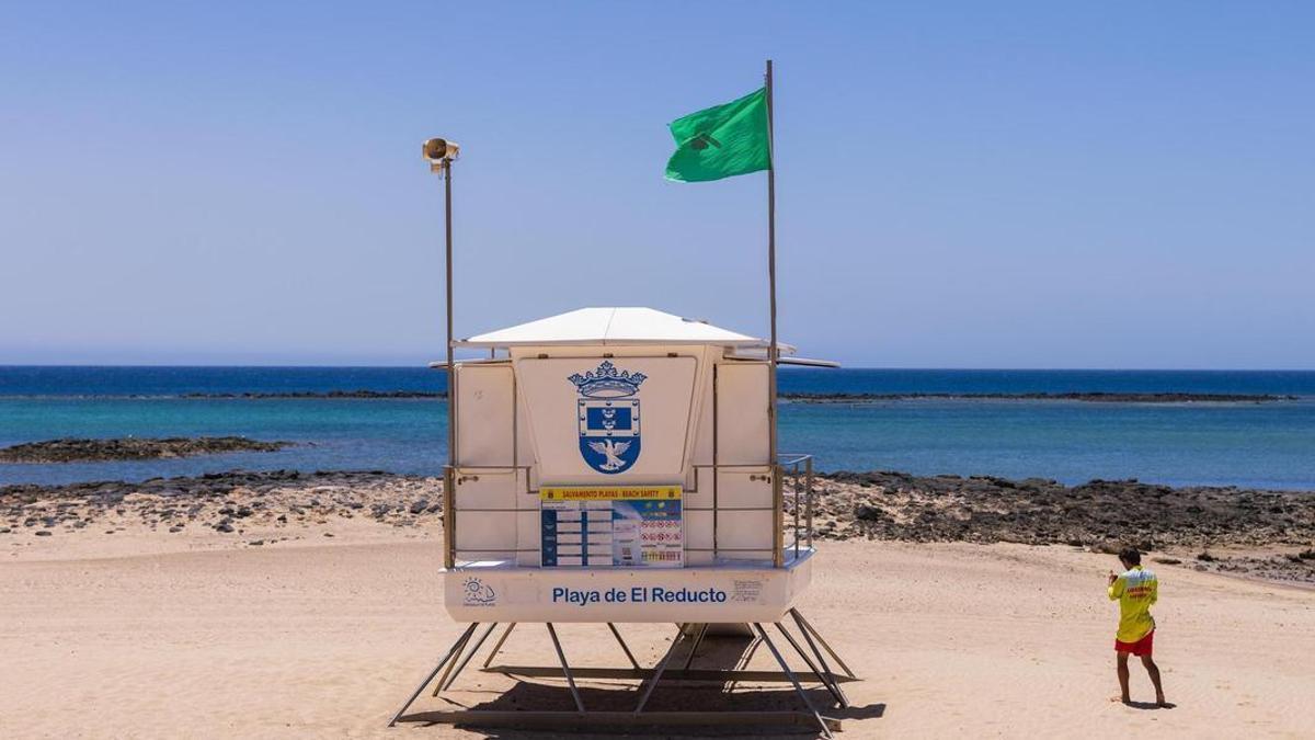La bandera verde ondea este viernes, 7 de agosto de 2026, en la playa de El Reducto tras ser reabierta al baño
