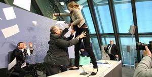 Una activista assalta Draghi en ple discurs cridant acabeu amb la dictadura del BCE