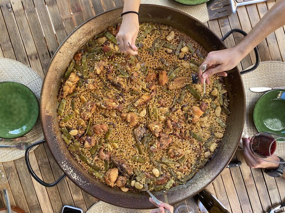 Una paella valenciana en una mesa familiar.