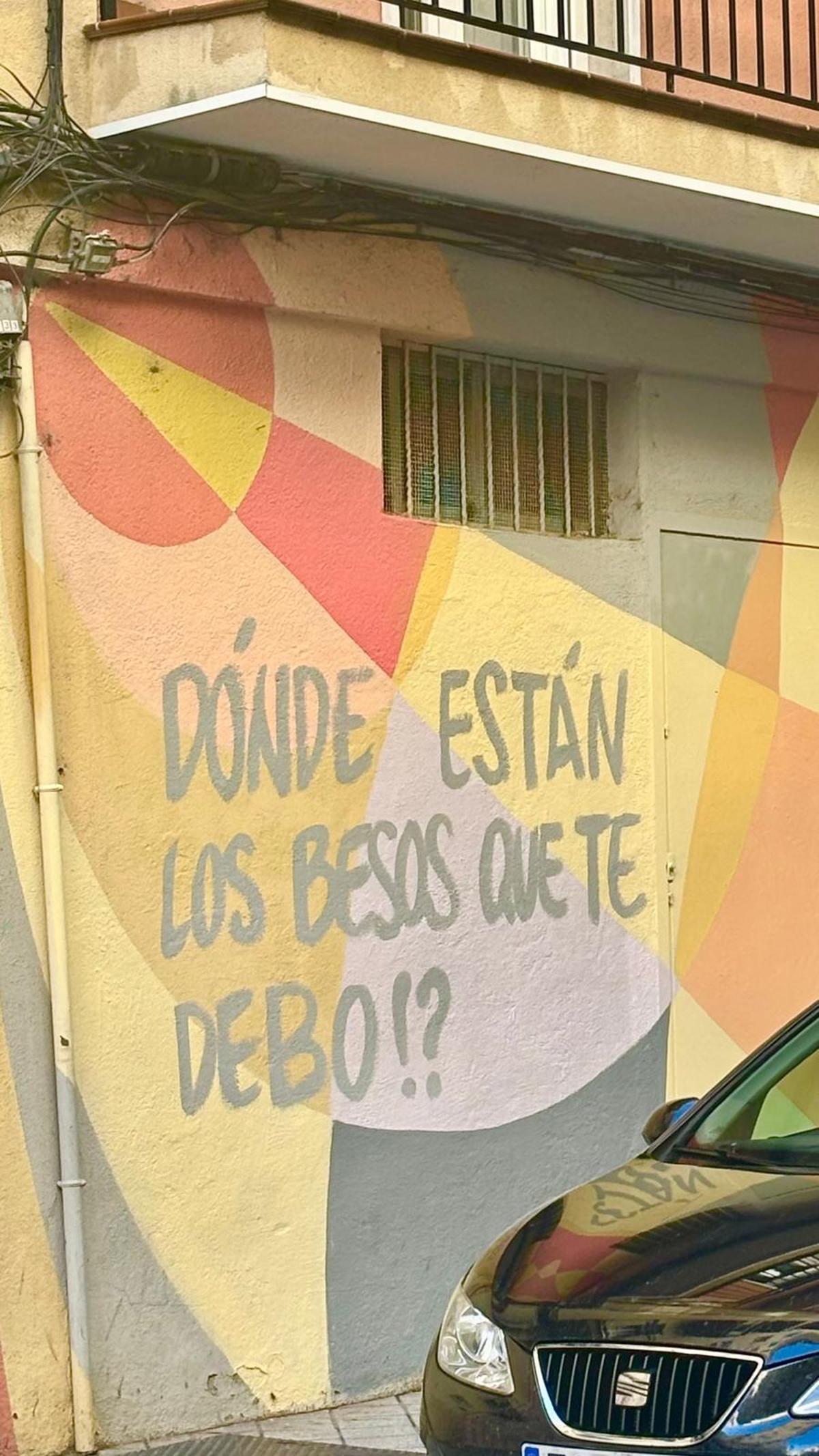 Una de las paredes de las calles salientes de la Plaza del Oeste, en Salamanca