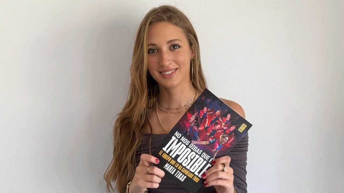Maria Tikas junto a su libro 'No nos digas que es imposible'