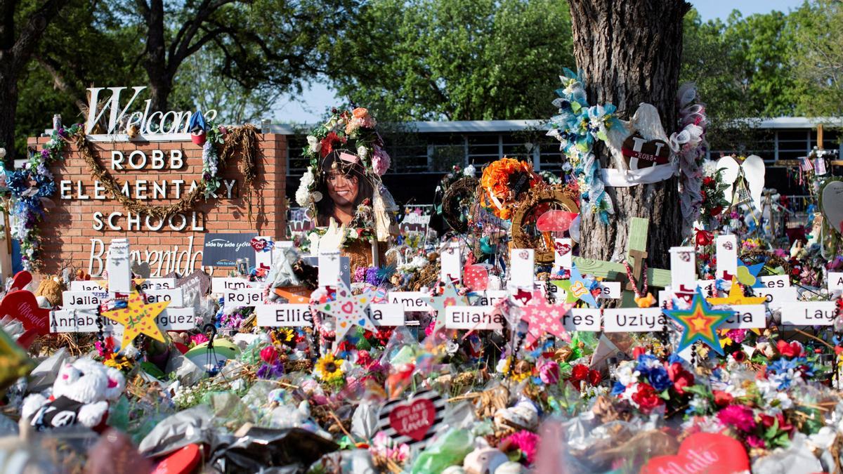 Memorial para las víctimas del tiroteo escolar en la Escuela Primaria Robb, en Uvalde, Texas.