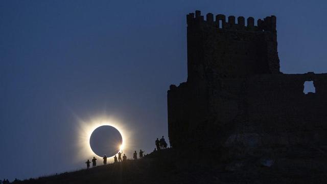 Moment estel·lar de l’eclipsi captat per Robert Ramos  a la frontera d’Aragó i Castella i Lleó, que va ser la portada d’EL PERIÓDICO. | ROBERT RAMOS.